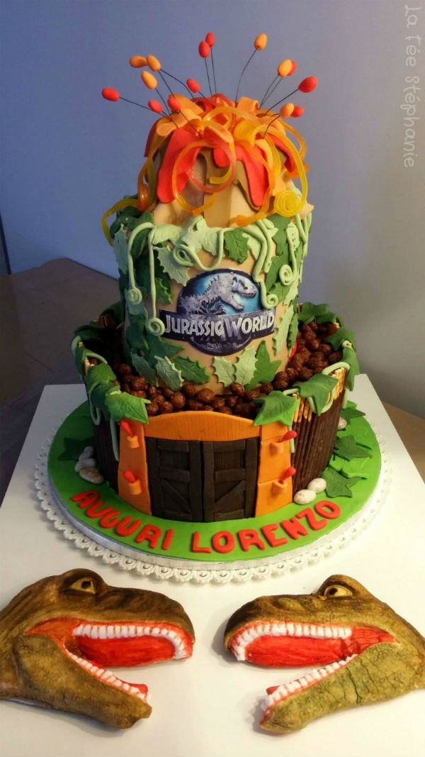 Gâteau d'anniversaire Jurassic World, gâteau thème dinosaure en pâte à  sucre - Super Gâteaux