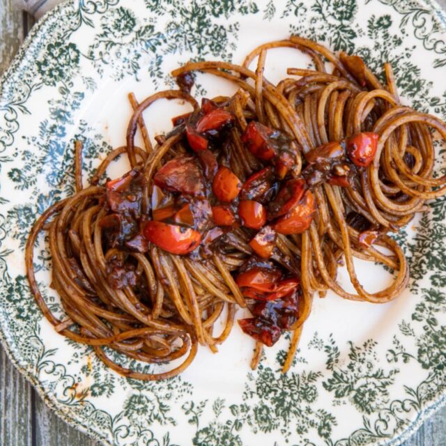 ✨ Spaghetti à l’ail noir : chic, végétal et absolument bluffant ✨

Je vous ai déjà parlé de ma passion pour l’ail noir… J’en raffole littéralement ! 😍 Le seul hic, c’est qu’il est souvent difficile à trouver. De temps en temps, j’en déniche en poudre dans mon magasin bio, mais mettre la main sur une vraie tête d’ail noir relève presque de l’exploit. Alors imaginez ma joie quand j’en ai enfin trouvé ! Inutile de vous dire que je n’ai pas hésité une seconde.

Depuis le temps que je rêvais de faire des spaghetti à l’ail noir… 🖤 Et le résultat a dépassé toutes mes attentes. Une sauce toute simple, avec des tomates datterini — ces petites merveilles sucrées comme des bonbons 🍅 — et cette touche d’ail noir intense, douce et presque balsamique… Je me suis resservie trois fois, malgré la chaleur et mon appétit en berne. C’est dire !

💡 Mais au fait, c’est quoi l’ail noir ?
Il s’agit tout simplement d’une tête d’ail blanc fermentée lentement à basse température. Le processus transforme les gousses en un concentré noir, fondant, et légèrement sucré, sans aucune agressivité. Fini l’odeur forte et piquante : ici, on est sur une note umami, presque réglissée, très raffinée. C’est l’ingrédient secret des chefs… et maintenant du vôtre 😏

🌿 Cette recette, 100% végétale, prouve une fois de plus qu’on peut se régaler sans viande ni produits animaux, tout en époustouflant ses invités. La cuisine végétale peut être surprenante, chic et pleine de caractère — il suffit d’un peu d’audace et des bons ingrédients.

📌 Si un jour vous tombez sur de l’ail noir, pensez à moi et foncez ! Vous ne le regretterez pas.

La recette vous attend sur le blog ! Lien direct en story 🌸

#ailnoir #cuisinevégétale #recettevegan #umami #spaghetti #faitmaison #sansviande #végétariengourmand #blackgarlic #recetteoriginale #pastalover #cuisinecréative