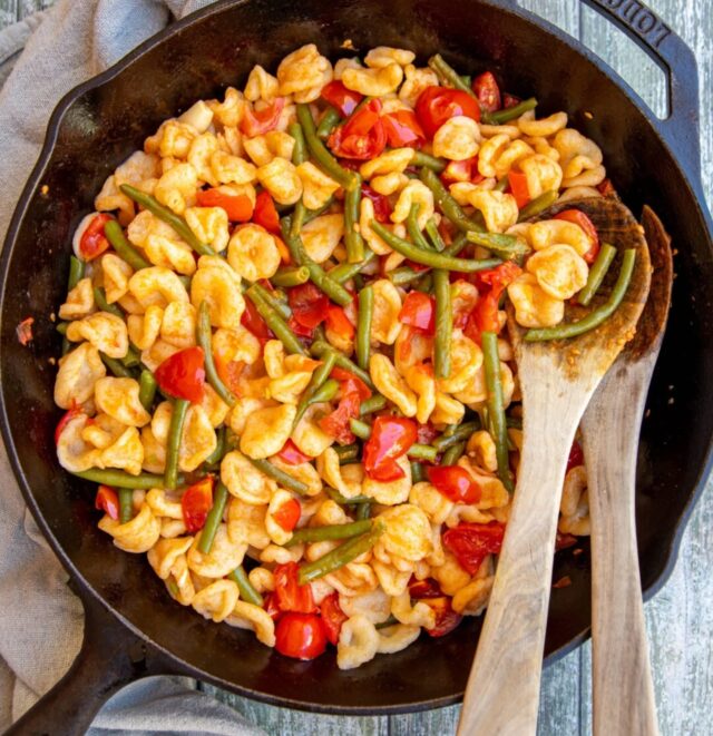 Orecchiette maison aux tomates et haricots verts 🌿🇮🇹

Aujourd’hui, j’ai envie de partager avec vous une recette simple, savoureuse, et profondément ancrée dans les traditions du Sud de l’Italie : les orecchiette aux tomates et haricots verts.

Un plat typiquement estival, issu de la cucina povera, cette cuisine de la terre qui mise sur la fraîcheur des produits et la simplicité des préparations. Une recette que j’aime particulièrement – pas seulement pour son goût, mais aussi pour les souvenirs qu’elle fait remonter.

Mon beau-père l’adorait. Grand amateur de pâtes, pour lui, un repas sans pasta n’en était pas vraiment un.
Je revois encore son sourire devant une assiette généreuse de pâtes. L’hiver, il aimait celles au chou-fleur croquant. L’été, c’étaient ces orecchiette aux haricots verts qui le faisaient fondre.

Il nous a quittés il y a quelques mois. Aujourd’hui, chaque plat ravive sa mémoire avec tendresse. Je suis certaine qu’il aurait adoré partager ce repas avec nous. Et peut-être qu’il m’aurait félicitée d’avoir appris à faire les orecchiette à la main – un savoir-faire que beaucoup ont malheureusement laissé de côté.

Je ne suis pas aussi experte que les dames de l'Arco Basso dans la vieille ville de Bari, mais je progresse. Je les prépare au calme, en avance, et même si on peut bien sûr les acheter (je le fais aussi souvent !), il y a un plaisir particulier à les façonner soi-même.

Un jour, peut-être, viendrez-vous les faire avec moi ? Les travaux de notre maison d’hôtes avancent bien, et si tout va bien, on pourra vous accueillir au printemps prochain 🌸

En attendant, je vous laisse découvrir cette belle recette d’été, humble et pleine de goût. Petit conseil : cuisez un peu plus de haricots verts que nécessaire – ils seront parfaits dans une salade fraîche le lendemain 😉

🇮🇹 Buon appetito, amici ! Et merci d’aimer autant les Pouilles, cette région qui me tient tant à cœur ❤️

Stéphanie 🌸 

#recettedujour #orecchiette #pastafresca #cucinapovera #cuisinedessud #traditionitalienne #pouilles #haricotsverts #faitmaison #recettedété #souvenirsdegustatifs #maisondhotes #pastalovers #cuisinevegetale #recettevegetale #vegan #orecchiette #puglia