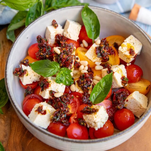 ✨ Toujours là ? Moi toujours… avec une salade pleine d’été ! 🍅🌿

Je me demandais l’autre jour : est-ce qu’il reste encore quelqu’un par ici ou êtes-vous tous en train de vivre votre meilleure vie, les pieds en éventail quelque part entre mer et montagne ? J’espère que vous profitez, que vous êtes servito e riverito, cocktail à la main. 🍹

Mais bon… même en été, faut bien manger. Et tant qu’à faire, autant que ce soit rapide, frais, et sans cuisson ! Alors aujourd’hui, je vous partage un de mes go-to de la saison : une caprese vegan pleine de goût. Oui oui, la fameuse tomate-mozza, version 100 % végétale 💚

👉 Je remplace la mozzarella par du tofu nature ou du silken tofu (texture ultra douce garantie),
👉 Je booste le tout avec un pesto maison – basilic ou tomates séchées, selon l’humeur,
👉 Et je sers ça avec une belle tranche de pain croustillant ou une frisella comme dans les Pouilles 🇮🇹

Résultat ? Un plat ultra rapide, ultra frais, et vraiment gourmand, parfait pour affronter la chaleur… même si, entre nous, l’orage est bien passé par là (juste après que j’aie lavé mes vitres, bien sûr 😅).

Et vous, c’est quoi votre recette fétiche quand il fait chaud ? 👇
Dites-moi tout ! Et si vous testez cette caprese vegan, taguez-moi, j’adore voir vos assiettes 💬📸

Stéphanie 🌸 

#recettevegan #étéencuisine #saladefraîcheur #capresevegan #tofulover #sanscuisson #cuisineexpress #plantbased #étégourmand #pouillesvibes