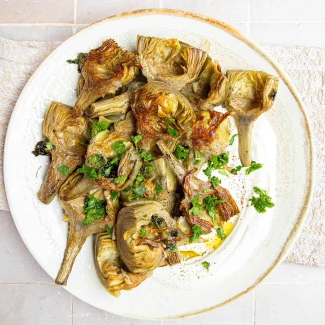 Pâques approche...et si vous cherchiez une idée d'entrée originale et de saison 🌱

À chaque saison, son légume star… et en ce moment, ce sont les artichauts. Sur les étals, ils sont partout, à petits prix, et c’est le moment idéal pour en profiter. Oui, ils demandent un peu de préparation… mais une fois bien cuits, tendres et fondants, c’est un vrai régal 😋

Je les prépare simplement : cuits à l’eau puis dorés avec de l’ail et du persil, servis avec un labneh tout doux… une combinaison parfaite 🤍

Et si cette année, on repensait le menu de Pâques ? 🐣
Pas besoin d’agneau ni de viande pour se régaler et faire plaisir à toute la famille. On peut créer un repas de fête gourmand, généreux et de saison… sans aucune souffrance animale 💚

Ces artichauts, par exemple, font une entrée élégante, savoureuse et pleine de fraîcheur ✨

👉 Et vous, avez-vous déjà prévu votre menu de Pâques ?
👉 Qu’allez-vous cuisiner ? 
👉 Et surtout… aviez-vous pensé aux artichauts comme stars d’une belle entrée ? 💬

Suivez-moi cette semaine, je vous partage un menu de Pâques végétal, facile et gourmand 🌸

La recette des artichauts est déjà sur le blog: www.lafeestephanie.com

#paquesvegan #cuisinevegetale #recettefacile #mangersaisonnier #veganfrance