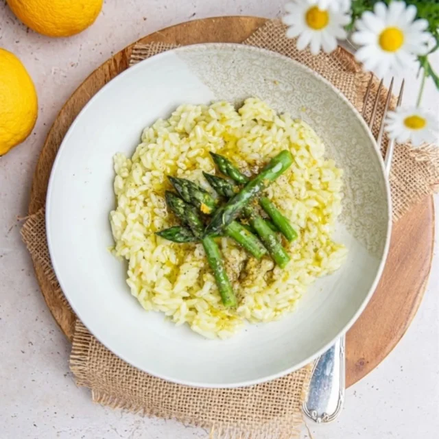 Dimanche, c’est Pâques ! 🐣🌸

J’ai hâte de partager cette journée en famille, mais comme chaque année, une pensée me traverse… celle des millions d’agneaux sacrifiés pour l’occasion. Chacun est libre de ses choix, bien sûr. Mais personnellement, je n’arrive pas à faire abstraction.

Dans mon entourage, je suis la seule végane. Parfois, je me demande si je suis “à part”… la seule à ressentir autant de compassion pour ces êtres innocents. Et pourtant, je reste convaincue d’une chose : si chacun devait tuer l’animal qu’il mange, nos assiettes seraient bien différentes. Il est si facile de détourner le regard.

On parle souvent de tradition… mais heureusement, certaines évoluent. Aujourd’hui, nous avons le choix. Et il est tout à fait possible de se régaler avec une cuisine 100% végétale, pleine de saveurs et de créativité 🌱✨

Alors, sur ma table de Pâques, pas de viande — mais de délicieux antipasti de légumes, une belle assiette d’artichauts, et surtout un risotto aux asperges dont je vous partage la recette aujourd’hui 💚

Et ici, rien ne se perd ✨
👉 La partie centrale des asperges devient une crème onctueuse
👉 L’eau de cuisson est utilisée pour cuire le risotto, pleine de goût
👉 Les pointes tendres viennent sublimer l’assiette au moment du dressage

Résultat ? Un risotto parfumé, crémeux à souhait, et respectueux des ingrédients du début à la fin 🤍

J’espère que cette recette vous inspirera, peut-être même pour un menu de Pâques sans agneau 🌸

La recette est sur le blog:
www.lafeesteohanie.com

#Paques #RecetteVegane #CuisineVegetale #VeganFood #Printemps Risotto Asperges EatPlants ZeroDechet Compassion