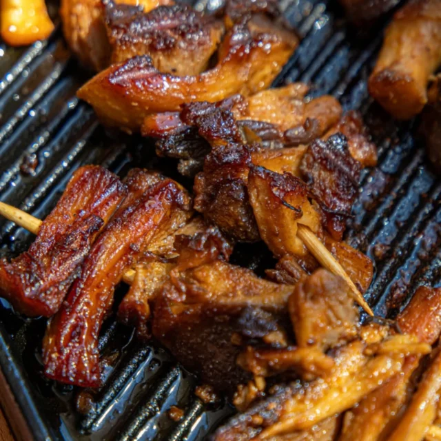 Vous avez sûrement aperçu ces champignons en train de mariner en story… je vous avais promis la recette, et la voici enfin — et je vous garantis qu’elle est absolument incroyable 🤤🍄

Des brochettes de champignons… mais version ULTRA gourmande 🔥

Si vous pensez encore que la cuisine végétale est fade ou ennuyeuse, cette recette de brochettes de champignons va clairement vous faire changer d’avis 😏   

Les champignons ont un “inconvénient”… qui devient ici un vrai atout : ce sont de véritables éponges ! Ils absorbent tout ce qu’on leur donne, d’où l’importance de bien réussir une marinade riche et intense en goût. C’est elle qui va faire toute la différence et transformer vos champignons en un plat ultra savoureux 🤤🍄 Bien grillés, ils prennent une texture presque “carnée”… un vrai régal !

Franchement, ne passez pas à côté : cette recette pourrait bien se hisser dans votre top 3 pour vos prochaines grillades 🔥

À servir avec des nouilles, une salade ou même dans un petit pain façon kebab 🌯

👉 La recette complète est sur le blog (lien en bio)

Dites-moi en commentaire si la recette vous tente? 👇

#cuisinevegetale #recettevegan #veganfood  #grillades #recettefacile