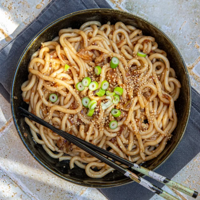 ✨ NOUVELLE RECETTE ✨

Ce soir, direction l’Asie dans l’assiette avec ces udon sautées au miso 🤤🍜

Une recette ultra simple, rapide et pleine de saveurs… parfaite quand on veut bien manger sans passer des heures en cuisine ! Les nouilles udon, épaisses et moelleuses, se marient à merveille avec le miso pour un résultat à la fois réconfortant et gourmand. ()

💡 Ce que j’adore :
– prête en quelques minutes ⏱️
– personnalisable avec les légumes du frigo 🥕🥬
– une sauce au miso riche en goût mais super facile à faire

👉 Au menu : des nouilles sautées, une sauce parfumée (miso, soja, sésame…) et plein de bonnes vibes 🥢

Franchement… c’est le genre de plat simple qui fait toujours son petit effet 😍

📌 La recette complète est sur le blog
www.lafeestephanie.com

Vous testez ? Dites-moi en commentaire ce que vous en pensez 💬

#recettefacile #udon #miso #cuisinevegan #recettevegan foodlover faitmaison healthyfood cuisinedumonde instafood